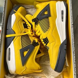 Jordan 4 retro lightning size 10.5